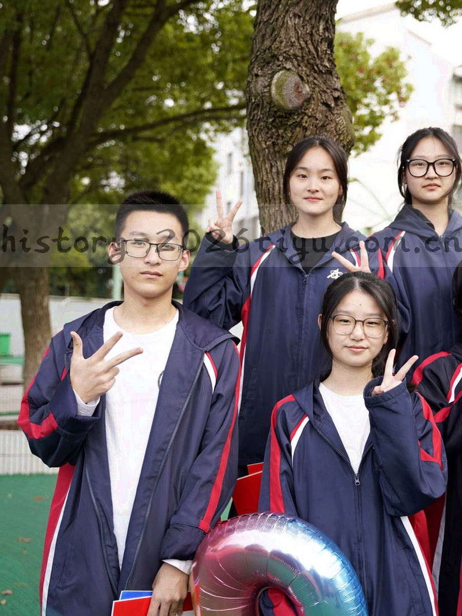 手机屏幕轮廓中的时间轴与交锋列表示意，画面内无外部品牌